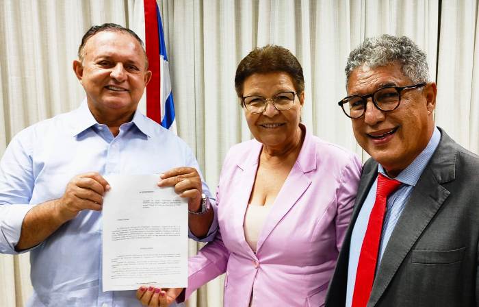 Concorrente de Tom Araújo, Aline Peixoto reúne 34 assinaturas na Alba e tem candidatura ao TCM registrada