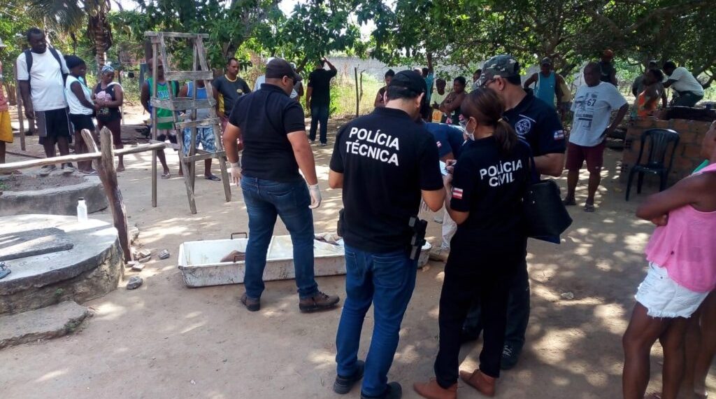 Homem mata adolescente de 13 anos com porrete, decepa parte do braço da mãe dela e morre após ser linchado por populares