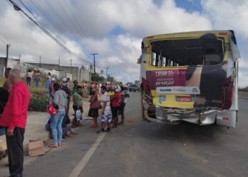 Ônibus com moradores de Pé de Serra bate no fundo de coletivo em Feira de Santana e pelo menos 15 pessoas ficam feridas