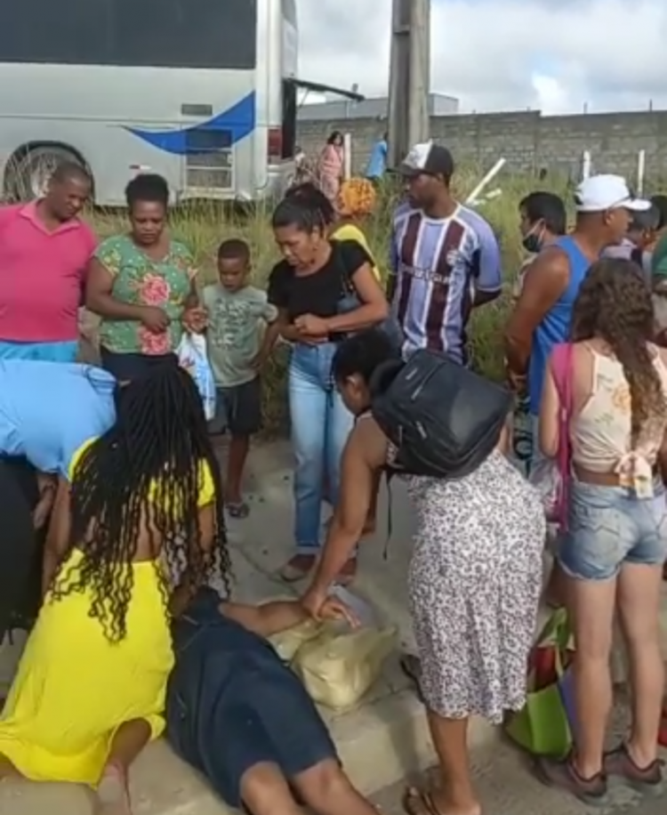 Ônibus com moradores de Pé de Serra bate no fundo de coletivo em Feira de Santana e pelo menos 15 pessoas ficam feridas