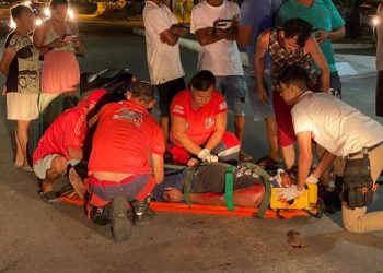 Motociclista fica gravemente ferido ao cair após passar sobre quebra-mola