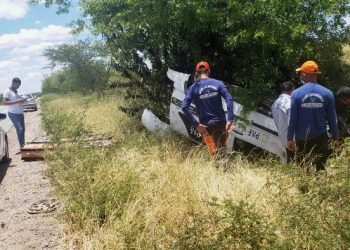 Carro de funerária capota na BR 324 quando ia buscar corpo em Feira de Santana