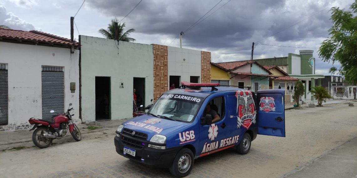 Homem morre em hospital após sofrer queda da própria altura em bar