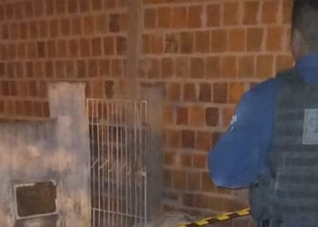 Homem é morto e outro fica ferido a tiros em frente a residência