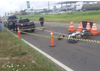 Motociclista morre em batida com carro na BR-324