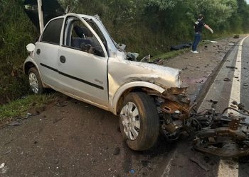 RS – Carro parte ao meio em acidente com caminhão