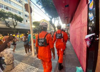 Pulseira ajuda bombeiros a encontrar mãe de criança perdida