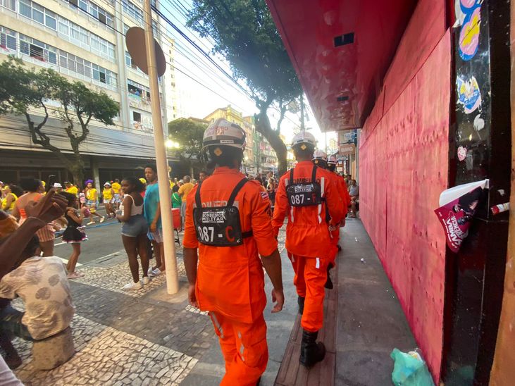 Pulseira ajuda bombeiros a encontrar mãe de criança perdida