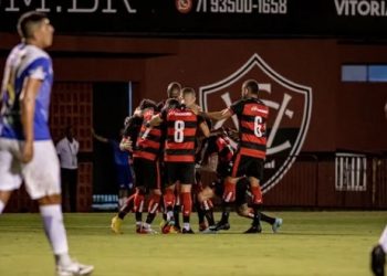 Vitória resolve no primeiro tempo, bate o Jacobinense e respira no Baianão