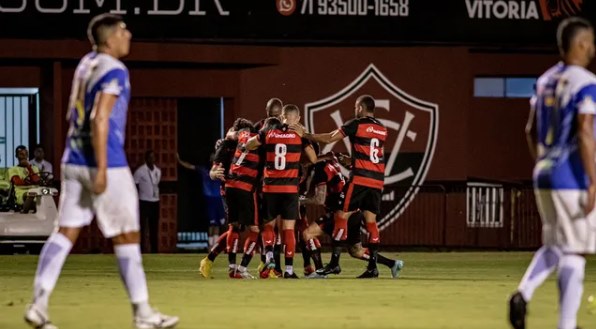 Vitória resolve no primeiro tempo, bate o Jacobinense e respira no Baianão