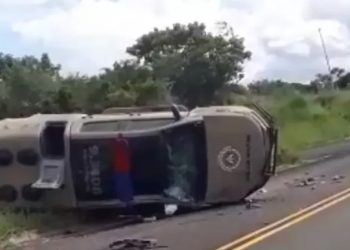 Três policiais ficam feridos em capotamento de viatura na BA 026