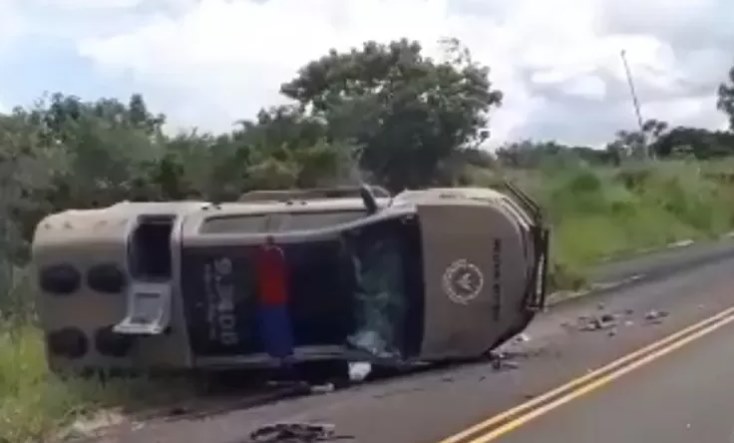 Três policiais ficam feridos em capotamento de viatura na BA 026