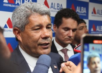 Jerônimo Rodrigues concede entrevista coletiva mais longa entre os governadores da Bahia; diz membro do cerimonial