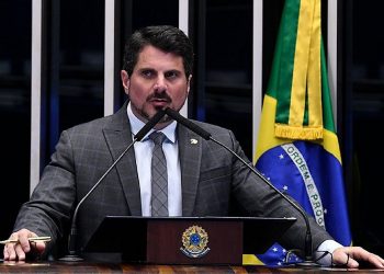 Senador Marcos do Val diz que Bolsonaro pressionou por golpe e que vai renunciar
