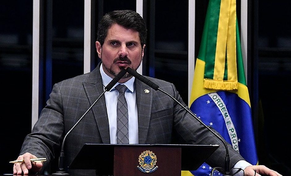 Senador Marcos do Val diz que Bolsonaro pressionou por golpe e que vai renunciar