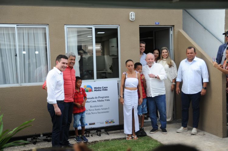 Em Santo Amaro, Lula assina MP do Minha Casa Minha Vida e garante piso salarial para enfermagem