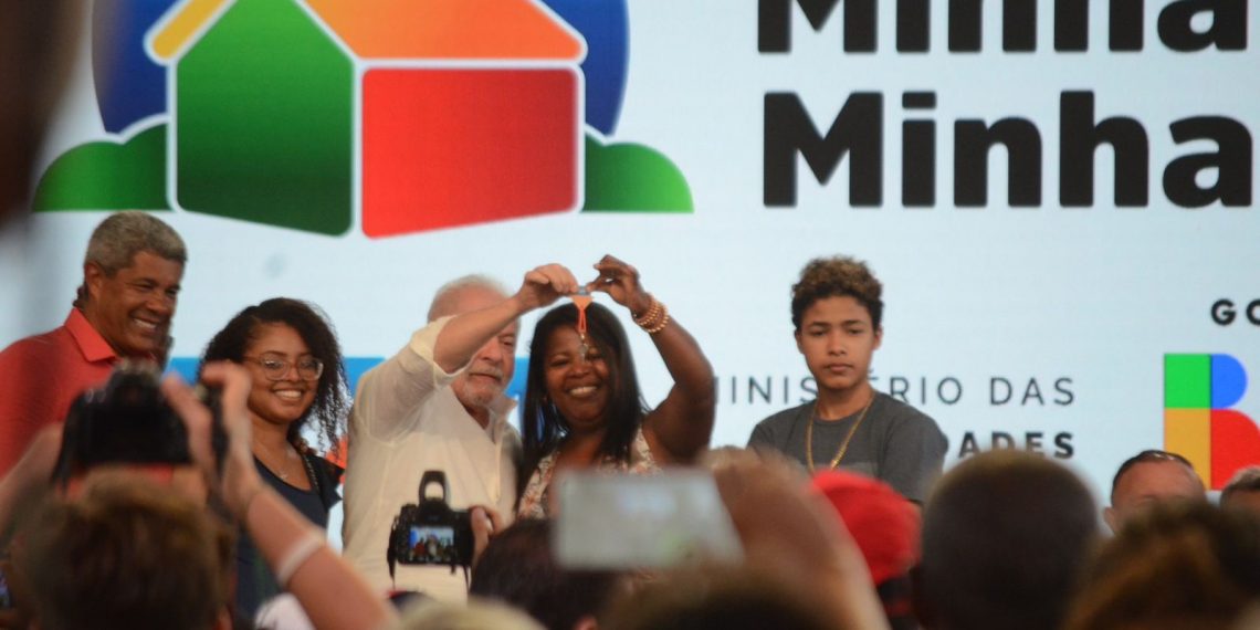 Em Santo Amaro, Lula assina MP do Minha Casa Minha Vida e garante piso salarial para enfermagem