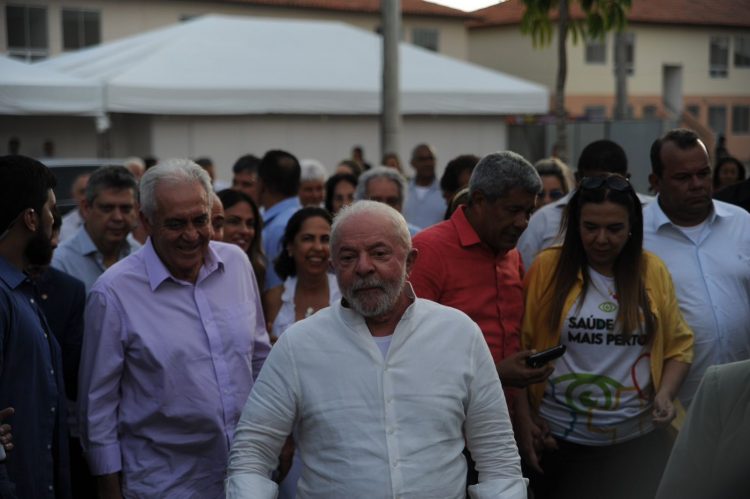 Em Santo Amaro, Lula assina MP do Minha Casa Minha Vida e garante piso salarial para enfermagem