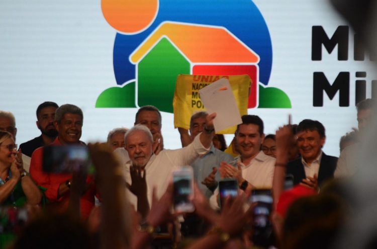 Em Santo Amaro, Lula assina MP do Minha Casa Minha Vida e garante piso salarial para enfermagem