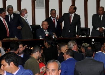 Após solenidade de posse, deputados reconduzem Adolfo Meneses à presidência da ALBA