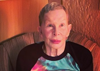 Curada do câncer no pulmão, Rita Lee reaparece em foto divulgada por marido