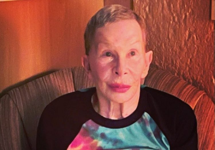 Curada do câncer no pulmão, Rita Lee reaparece em foto divulgada por marido