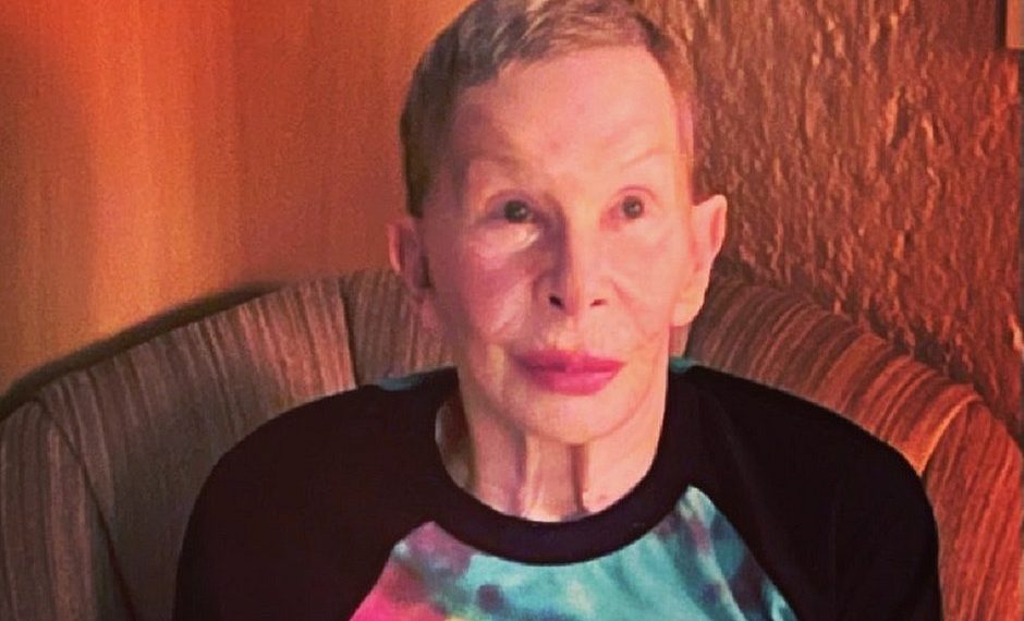 Curada do câncer no pulmão, Rita Lee reaparece em foto divulgada por marido