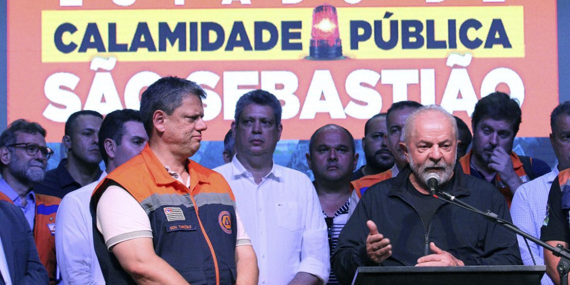 Em São Sebastião, Lula promete reconstrução de casas em áreas seguras