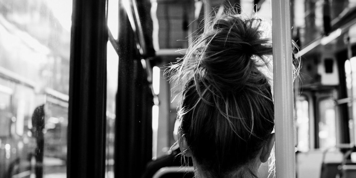 Escrivã da Polícia Civil é vítima de importunação sexual enquanto dormia em ônibus