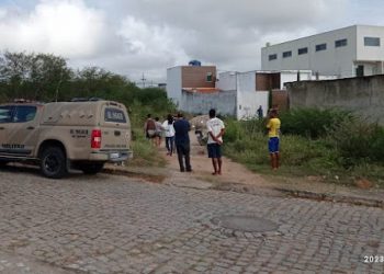 Mães chamam polícia após homem ser visto mostrando orgão genital a estudantes a caminho da escola