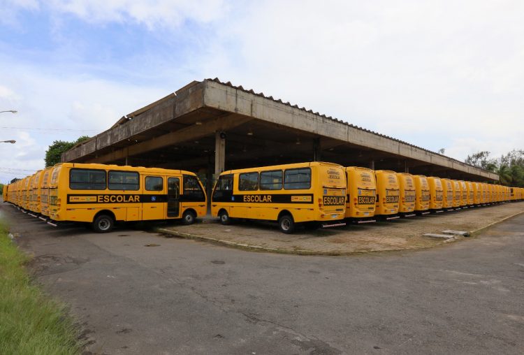 Governador entrega 80 ônibus escolares para o transporte de estudantes de municípios do interior