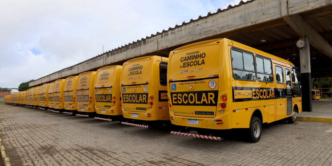 Governador entrega 80 ônibus escolares para o transporte de estudantes de municípios do interior