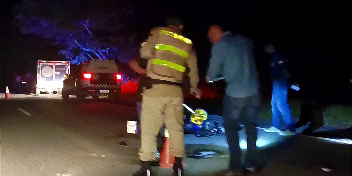 Motociclista morre em colisão envolvendo moto e carreta na BR 324