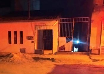 Mulher mata companheiro a facada, a mesma chama a Polícia e aguarda com arma do crime na mão