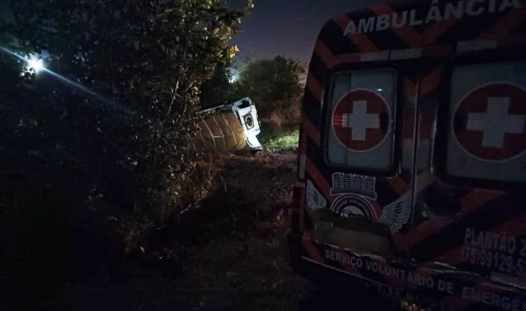 Caminhão carregado de frutas tomba na BR 324 no trecho Riachão – Nova Fátima