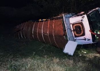 Caminhão carregado de frutas tomba na BR 324 no trecho Riachão – Nova Fátima