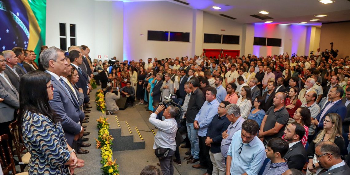 Quinho e diretoria tomam posse na UPB em cerimônia concorrida e celebram força do municipalismo baiano