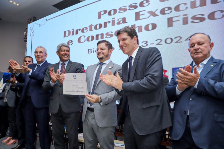 Quinho e diretoria tomam posse na UPB em cerimônia concorrida e celebram força do municipalismo baiano