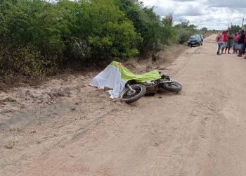 Homem é encontrado morto com sinais de disparos de arma de fogo quando pilotava moto