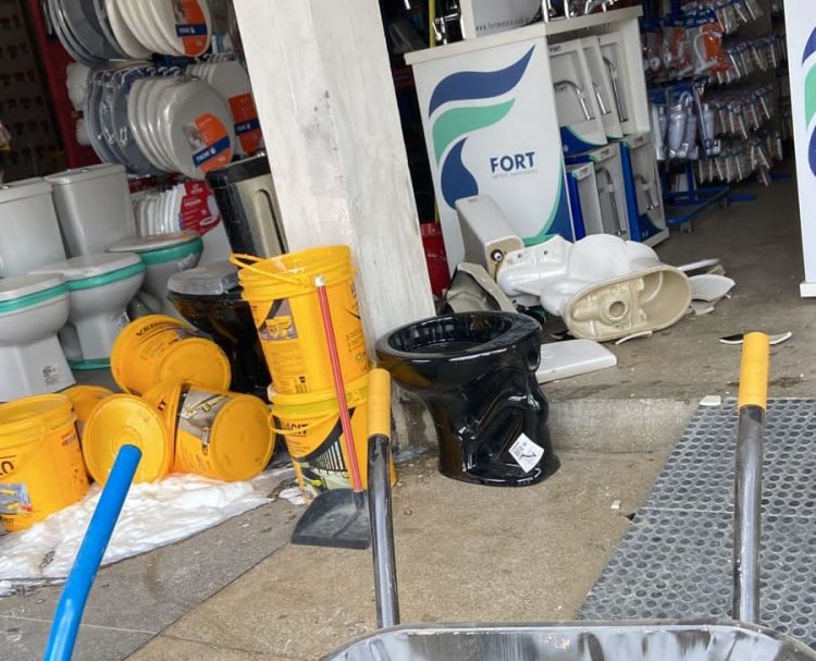 Motociclista em fuga para despistar da Polícia perde controle e invade loja de material de construção