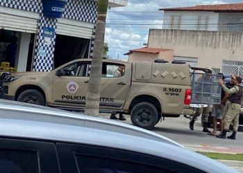 Motociclista em fuga para despistar da Polícia perde controle e invade loja de material de construção