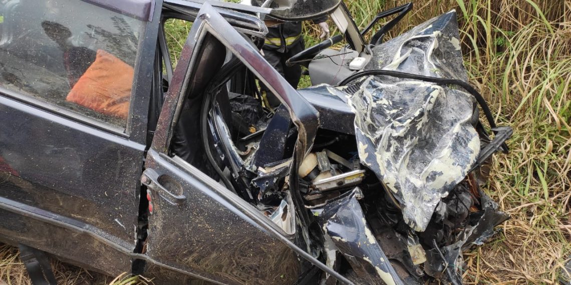 Fiat Uno fica destruído em colisão com caminhão na BR 110