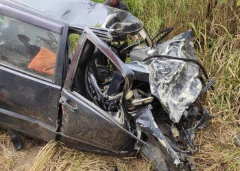 Fiat Uno fica destruído em colisão com caminhão na BR 110