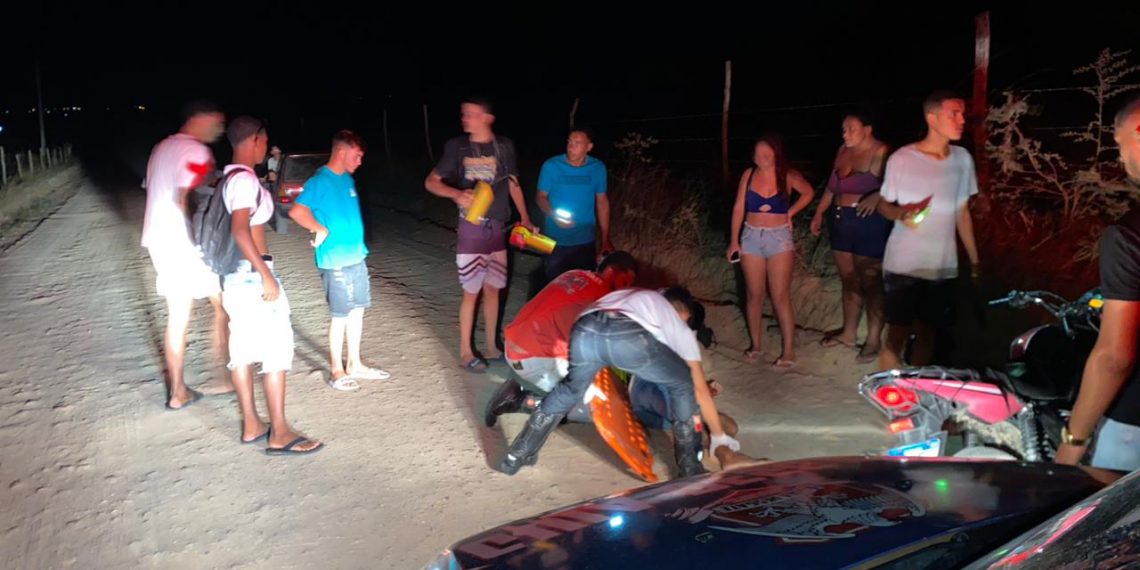 Jovem de 24 anos fica gravemente ferido em acidente de moto na estrada de Aroeira