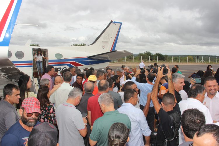 Poucas e boas da visita do governador Jerônimo Rodrigues aos municípios de Valente e São Domingos