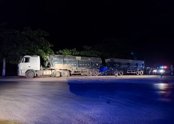 Motorista morre eletrocutado após basculante da carreta encostar em cabos de alta tensão