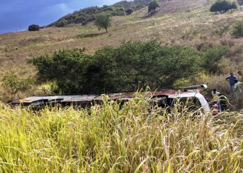 Dois passageiros morrem em acidente com ônibus intermunicipal na BR 110