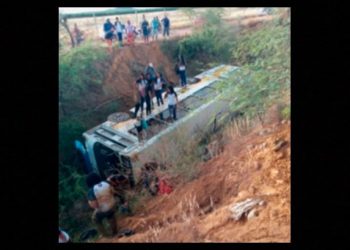 Ônibus com 40 estudantes tomba na zona rural de Juazeiro