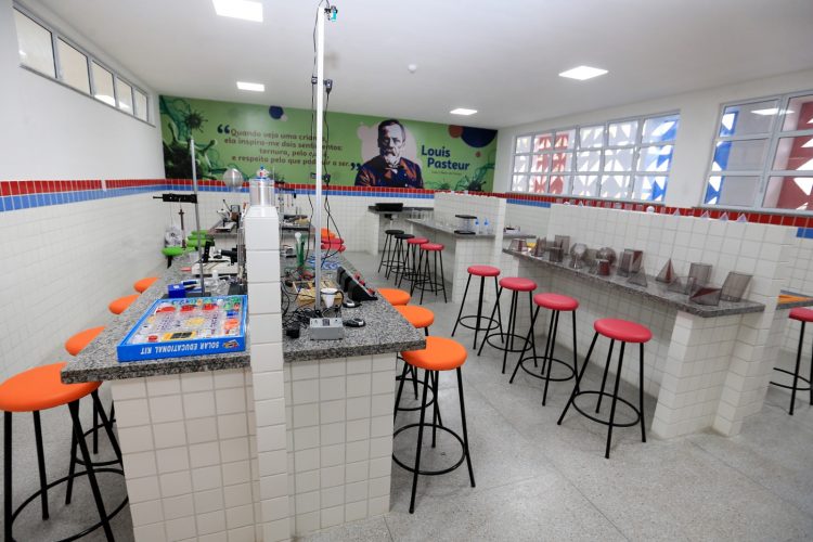 Com investimento de R$ 22,6 milhões, Jerônimo entrega colégio de ensino integral na cidade de Aporá