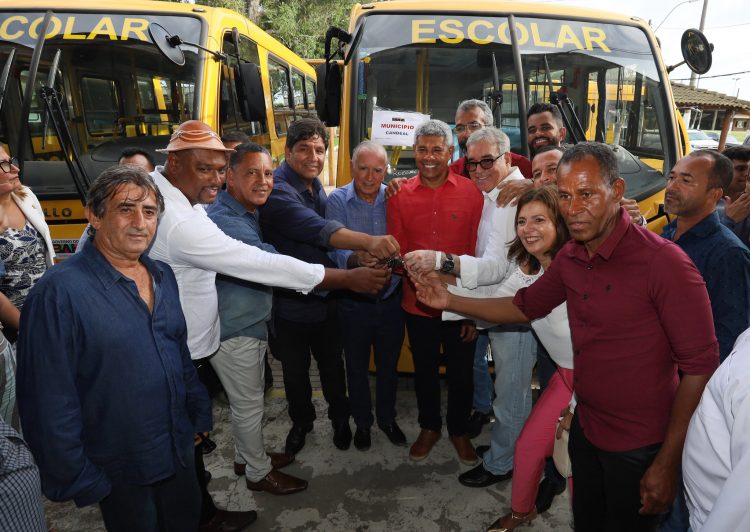 Governador entrega 80 ônibus escolares para o transporte de estudantes de municípios do interior